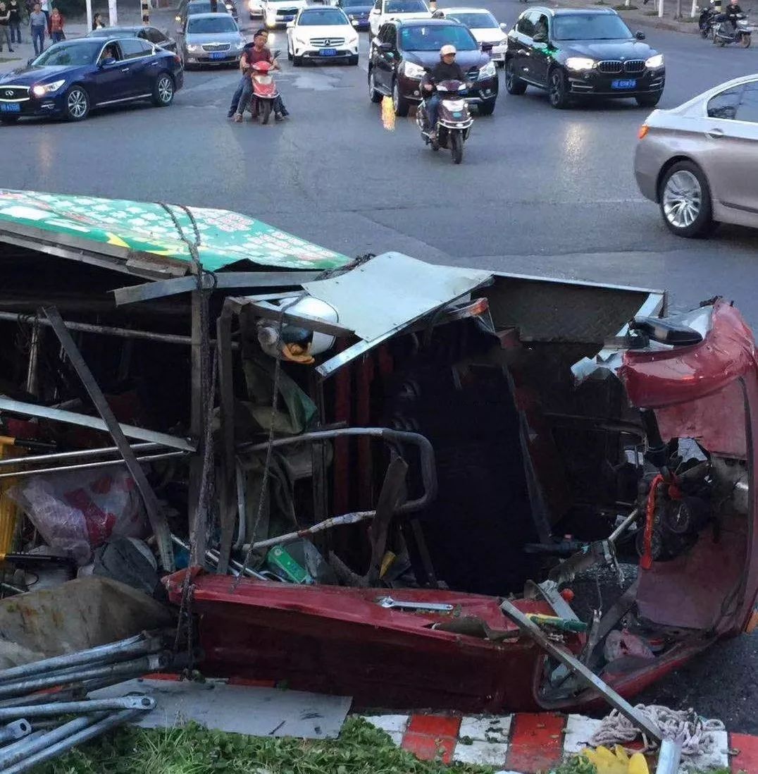 绵阳高新区发生一起交通事故,现场致1死1伤!看过后你还敢坐这车吗?