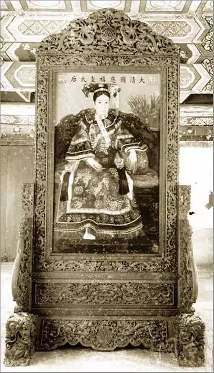 卡尔为慈禧画的另一幅油画肖像,现藏故宫另一幅目前仅知收藏在北京,且