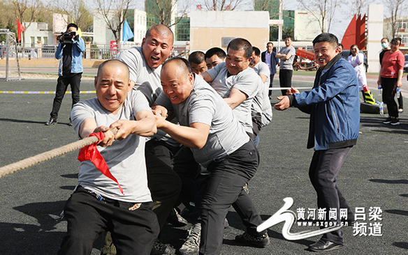 吕梁孝义市驿马乡举行庆五一职工拔河比赛