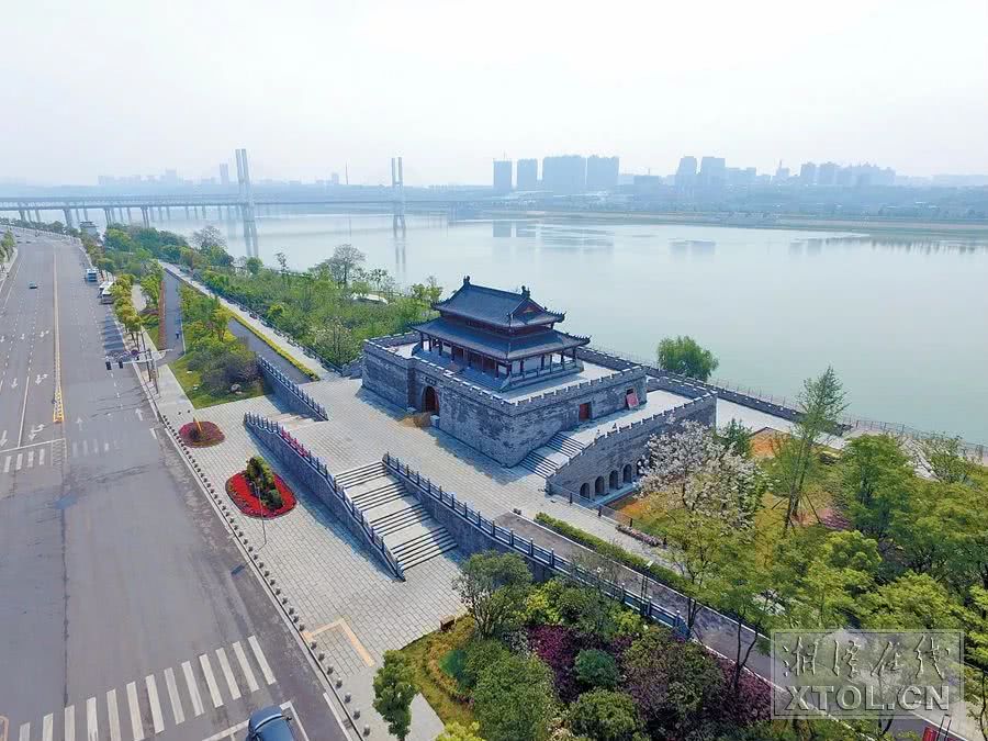 恢复后的观湘门湘阳楼气势恢宏,古香古色,周边植被枝繁叶茂,春意盎然