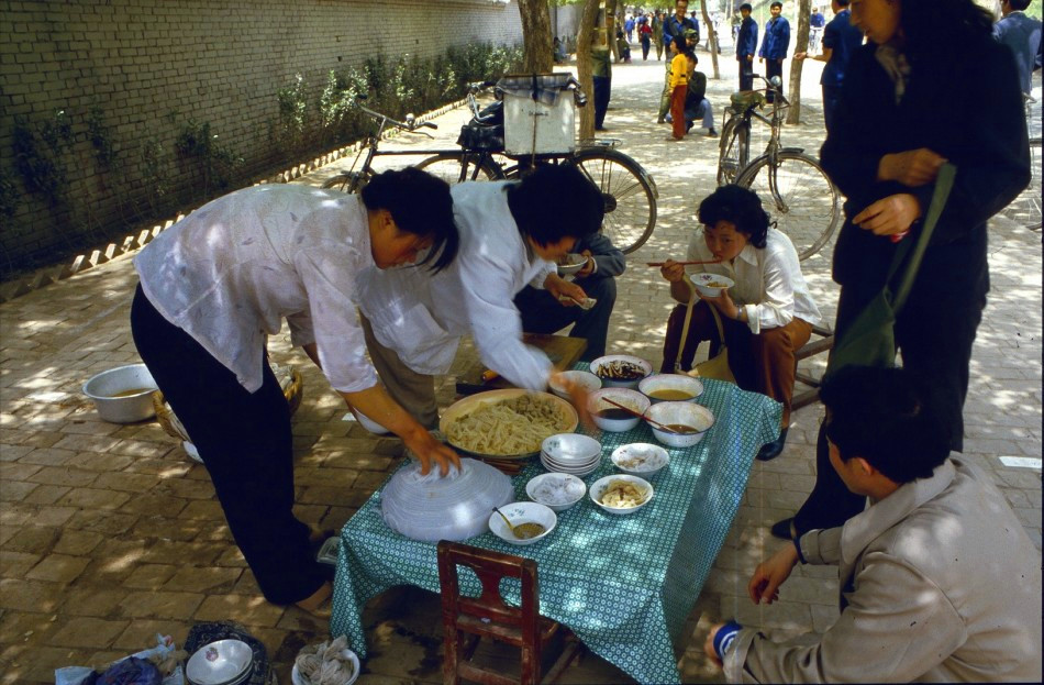 直击记忆中的80年代:小吃摊很干净,冰棍很便宜