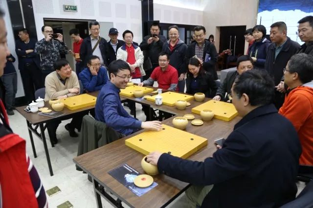 民生银行工会主席,中国金融围棋协会主席万青元到现场为选手加油助威