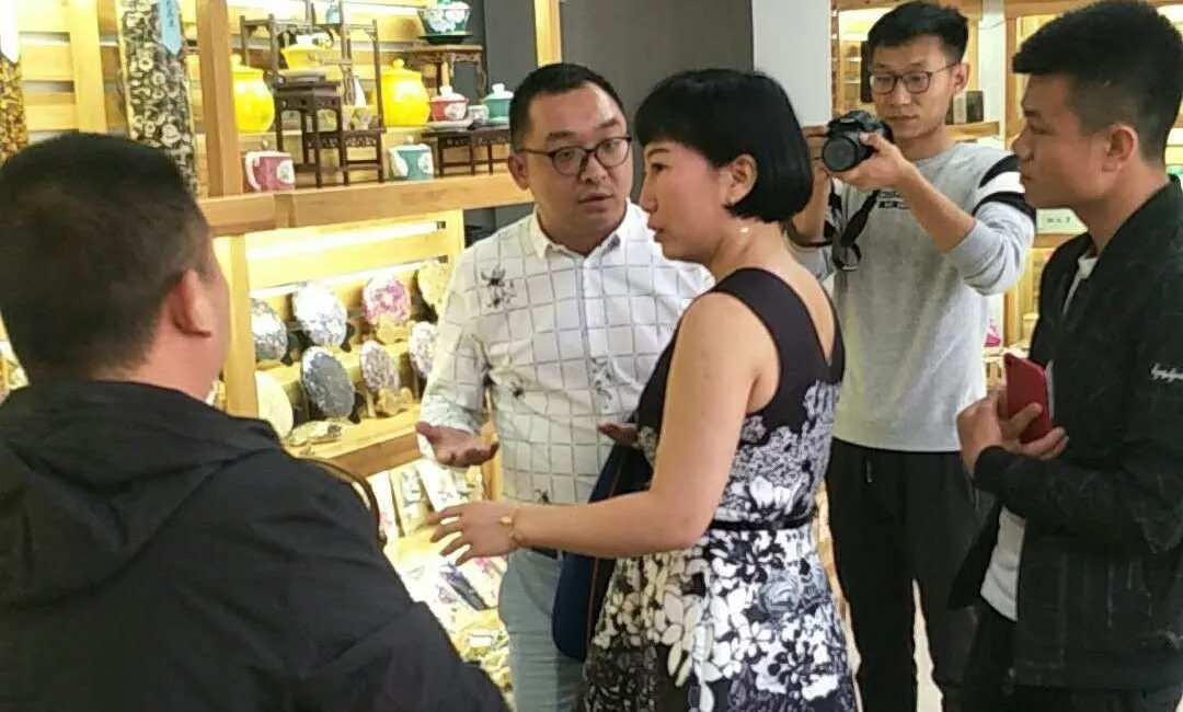 安国企业家向伊莎食品总经理马成燕了解斑斓花茶的配制工艺李亚欣同志