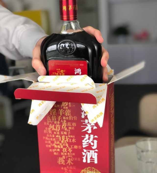 贾葭买了一瓶风口浪尖上的鸿茅药酒,逼着编辑部喝了下去