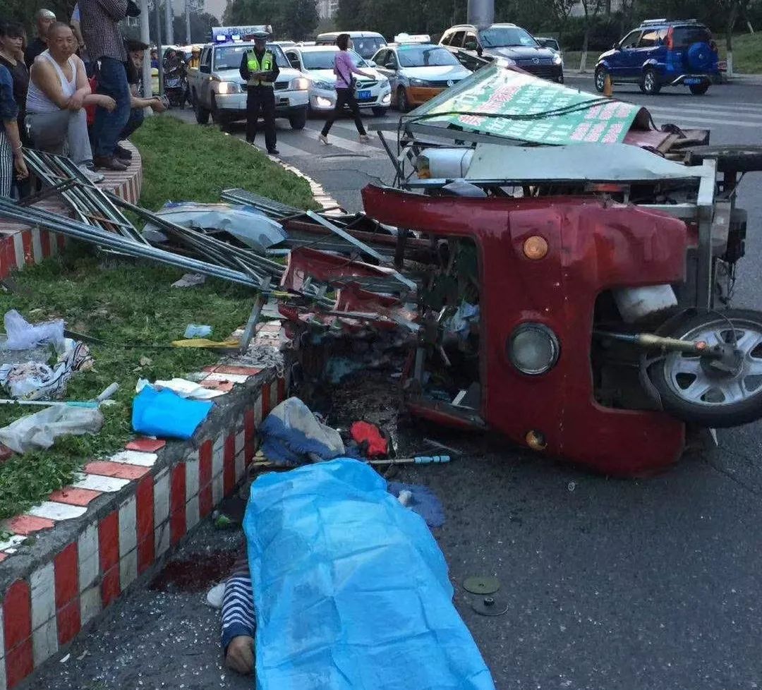 绵阳高新区发生一起交通事故,现场致1死1伤!看过后你还敢坐这车吗?