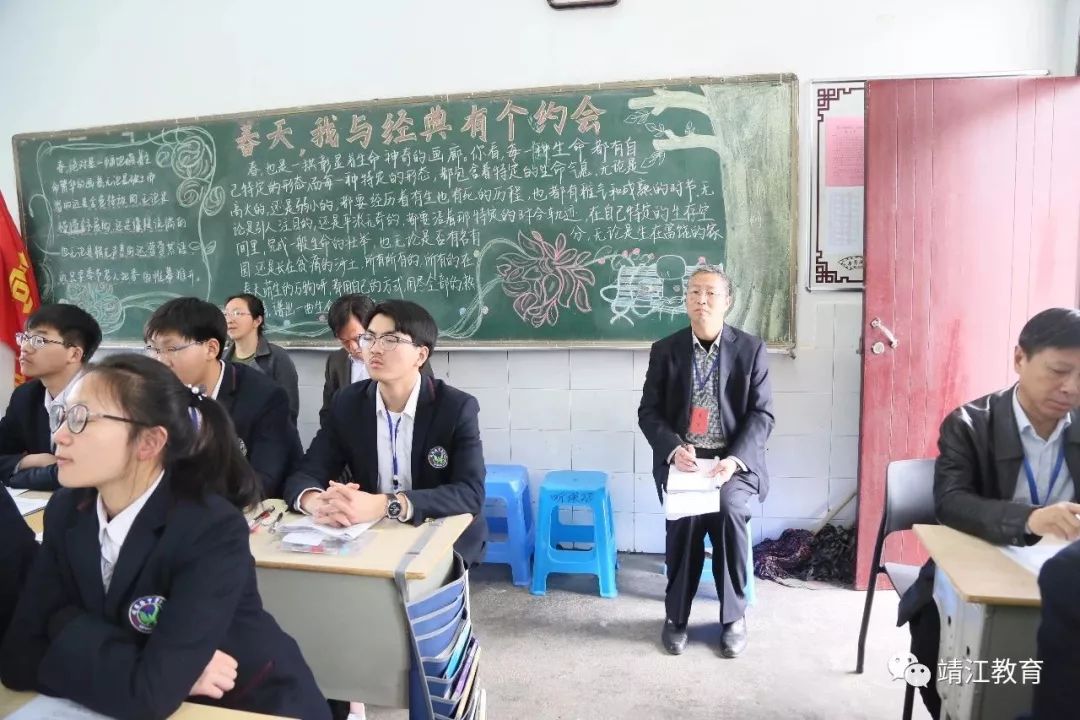 刘国钧中学李仁伟校长以"传承普济薪火 筑梦璀璨星空"为题,向评估组