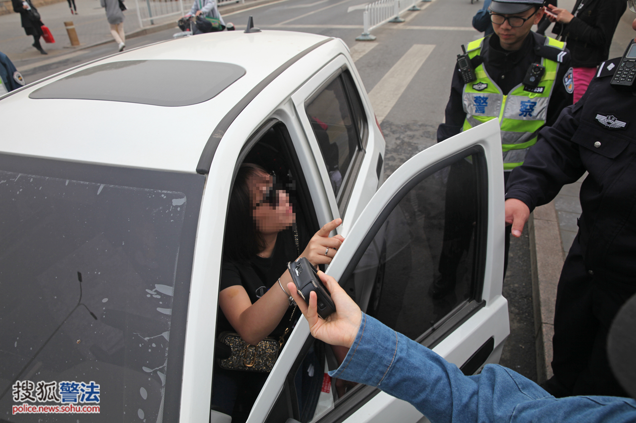 北京交警开查老年代步车 违法女司机拒下车称头晕心脏不舒服