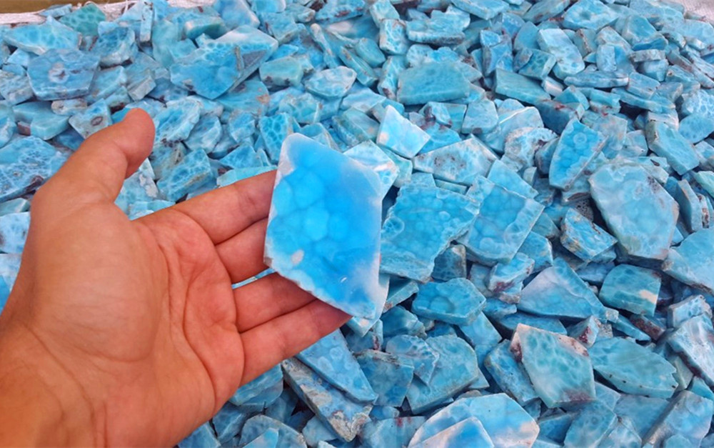 这种奇石有着海洋般蓝色,光照下看时,能发现异样几何美