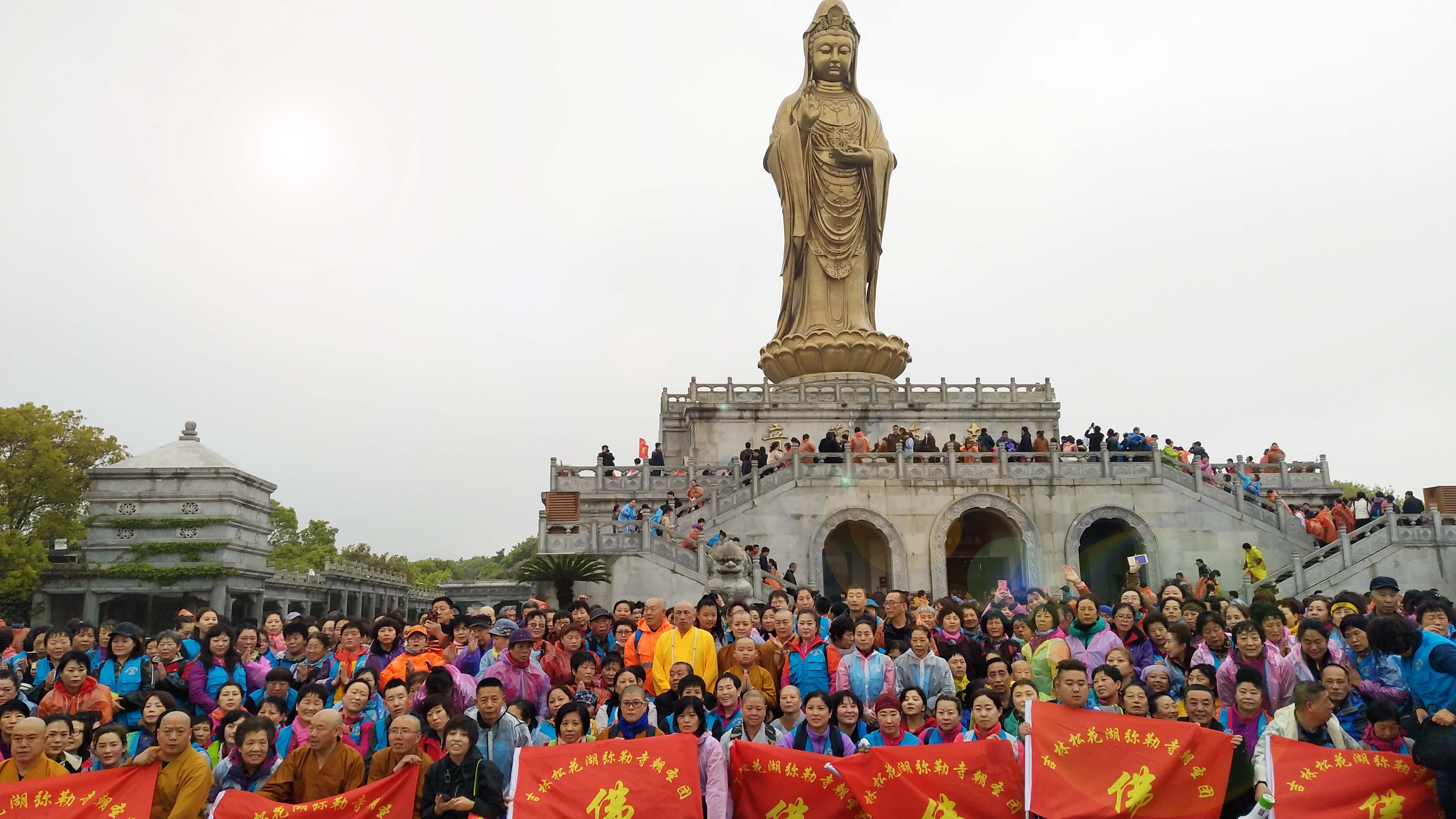 果海法师带领弥勒寺朝圣团虔诚朝拜中国佛教五大名山功德圆满