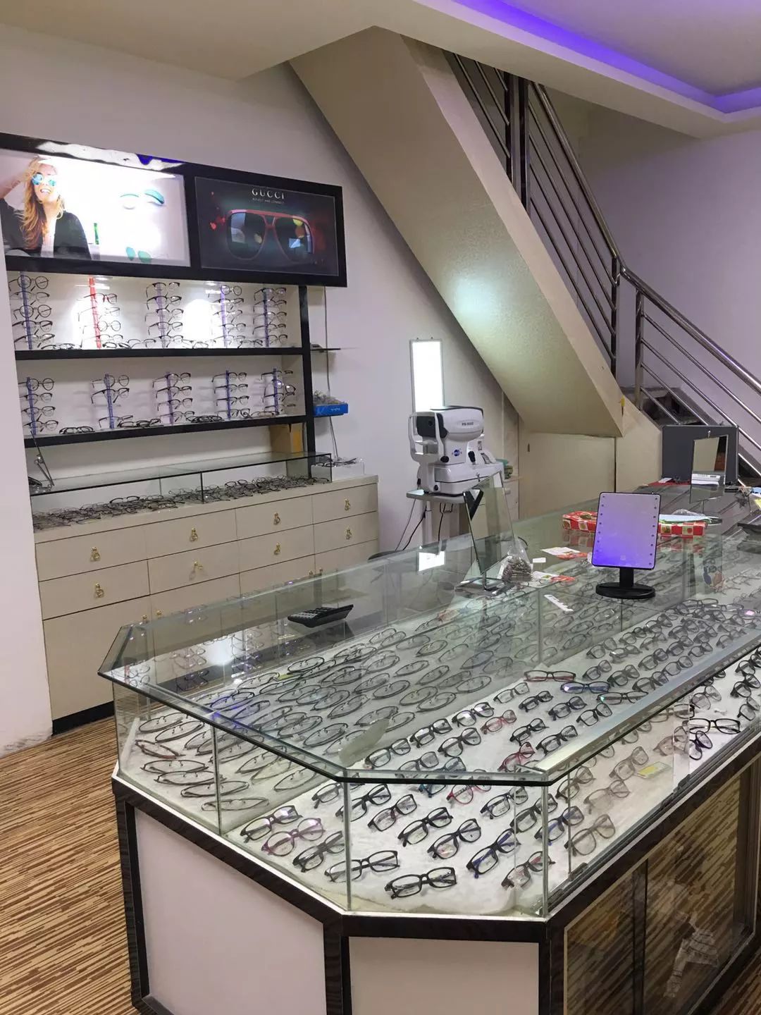 如何开眼镜店（如何开眼镜店教你开一家眼镜店）-第1张图片-潮百科