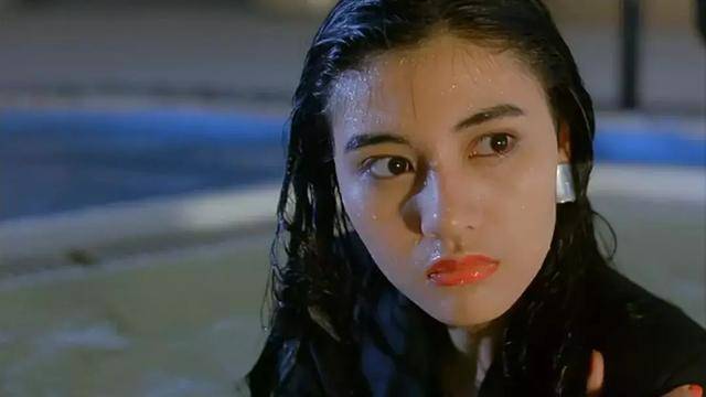 1992年 22岁出演电影《妖兽都市,处于颠峰时期的李嘉欣,诠释了什么