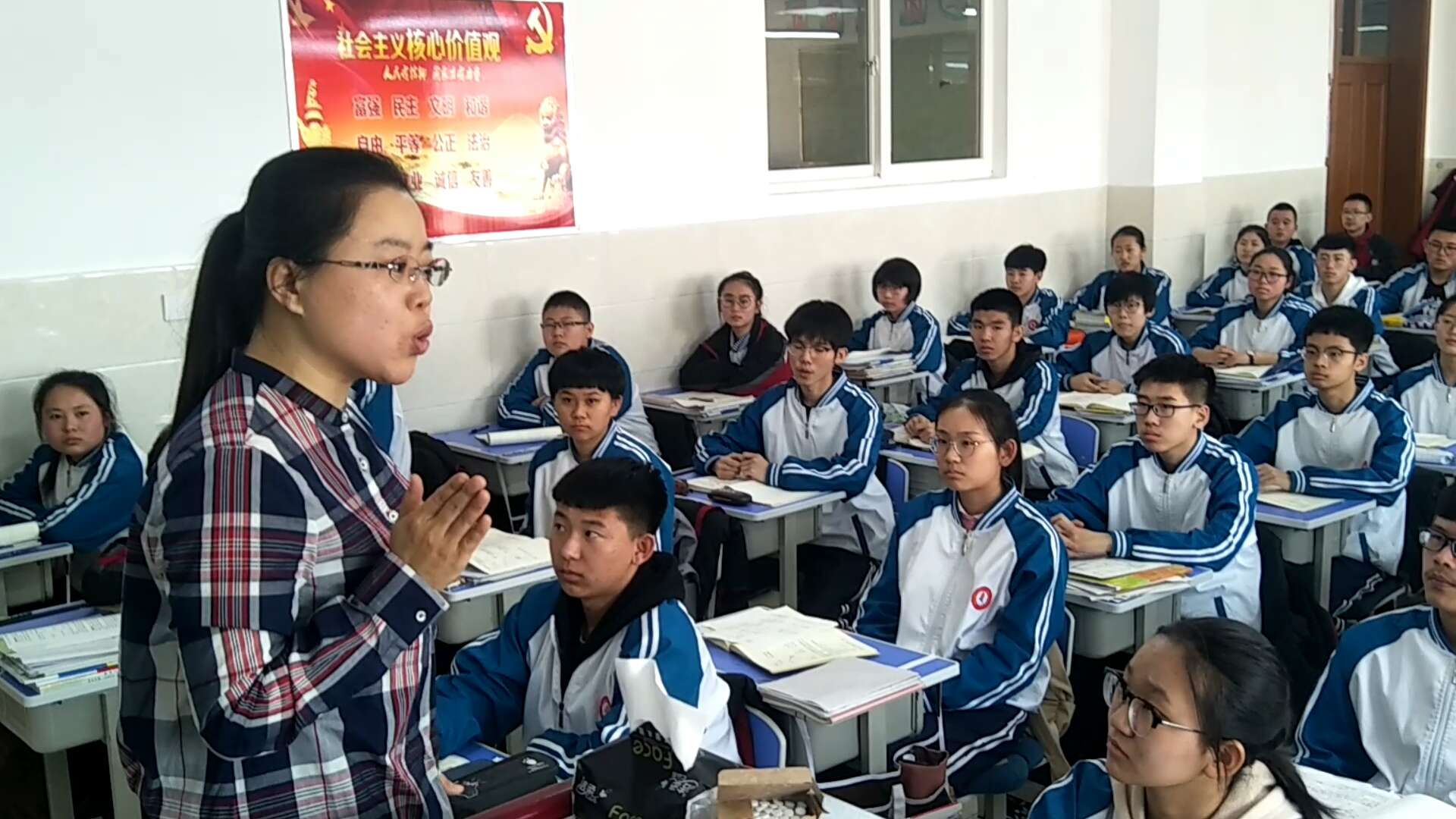 哈尔滨市双城区兆麟中学教师张敏"开挂"式提问 学生:上课像打仗