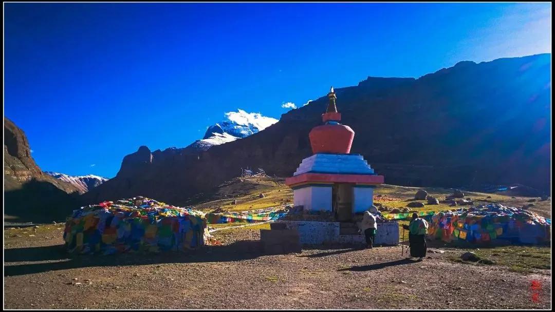 岡仁波齊塔爾欽的朝陽神山金頂日照金山