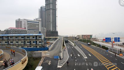 修建堤外雙管盾構隧道,穿越軌道二號線,八一大橋,連接沿