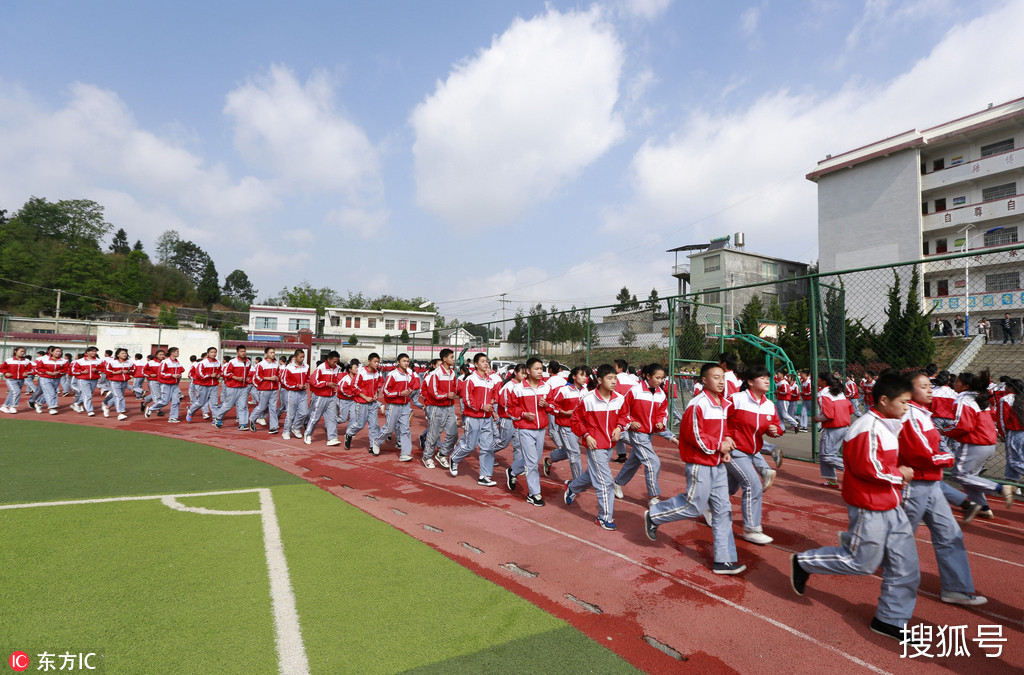 1/82018年4月20日,贵州省威宁自治县龙场镇第二中学的学生正在进行大