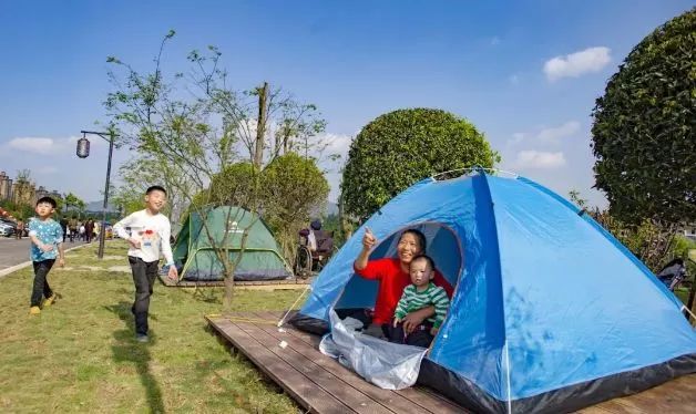 用的重慶首個城市汽車露營公園——重慶秀湖汽車露營公園老縣府影像前