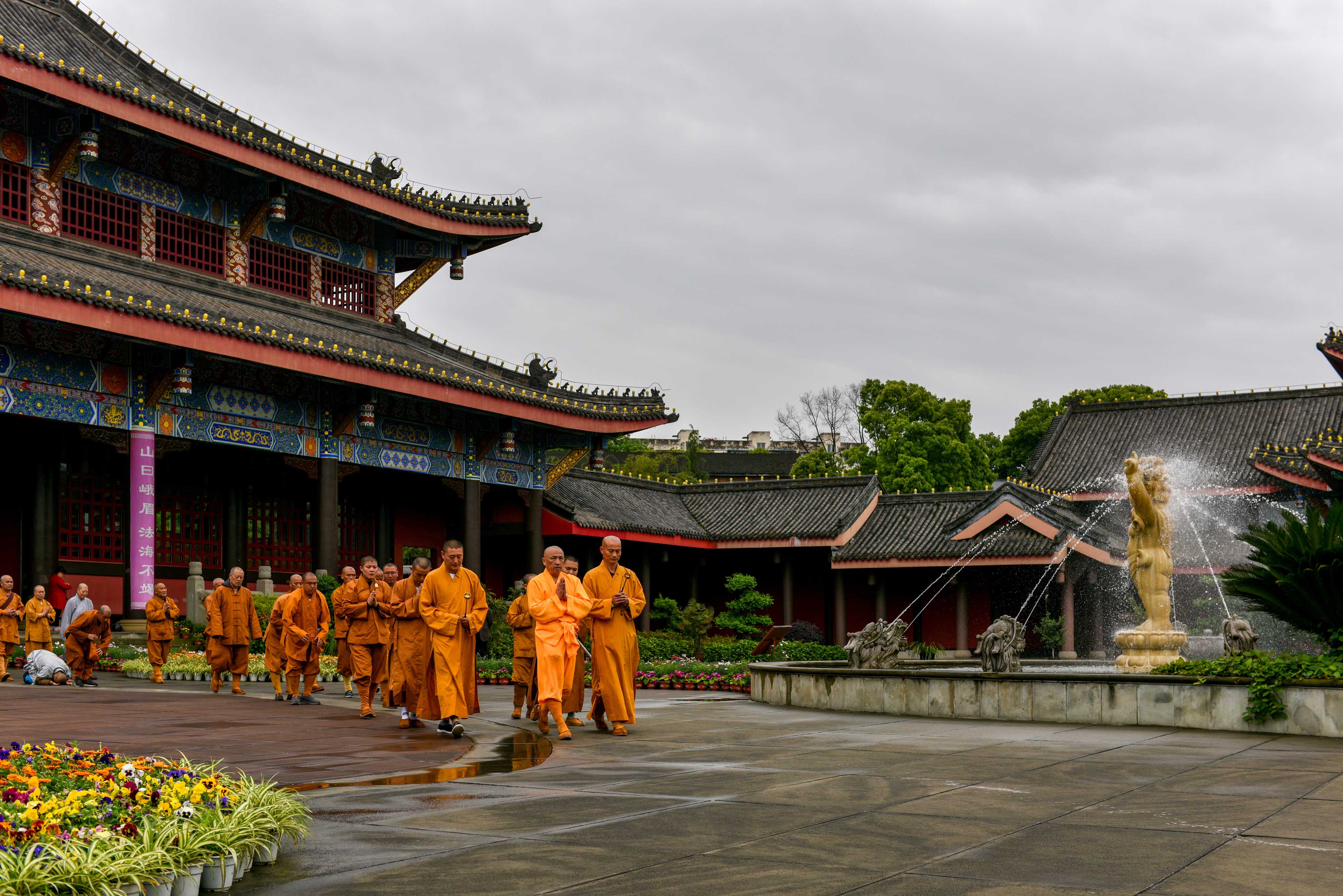 果海法师带领弥勒寺朝圣团虔诚朝拜中国佛教五大名山功德圆满