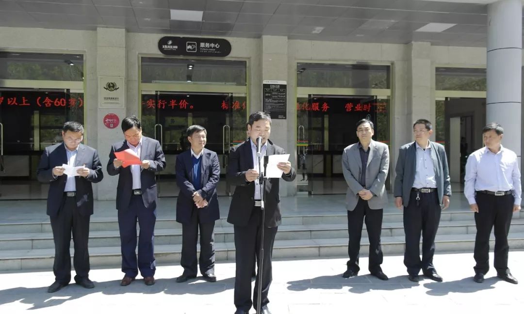 洛陽市工商行政管理局商標科科長趙建偉,欒川縣人民政府副縣長張向陽