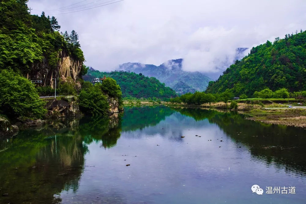 龙嘴,而溪潭里的一块圆形岩石形似"龙珠,村民就将这维妙维肖的景象