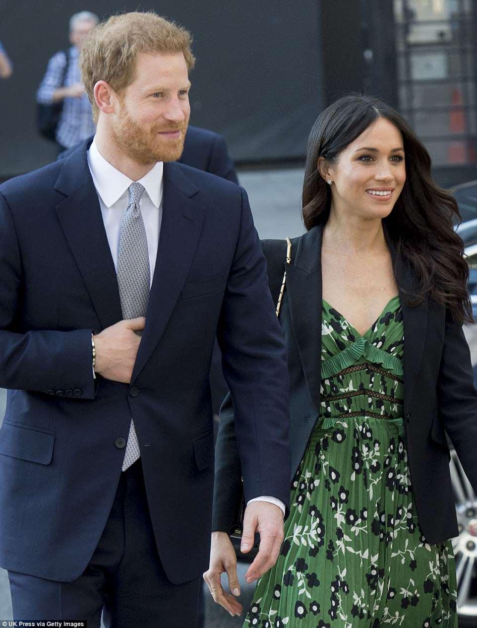 梅根与哈里王子出席招待会,黑白花绿色长裙加黑外套够时尚