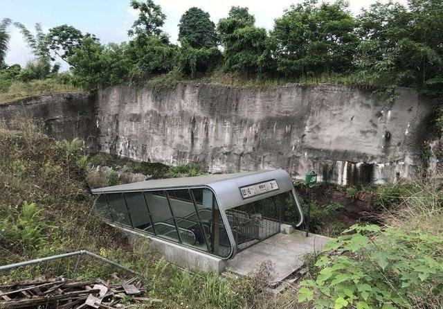 重庆再现奇葩轻轨站,直接就建在水上,设计师的脑洞大开