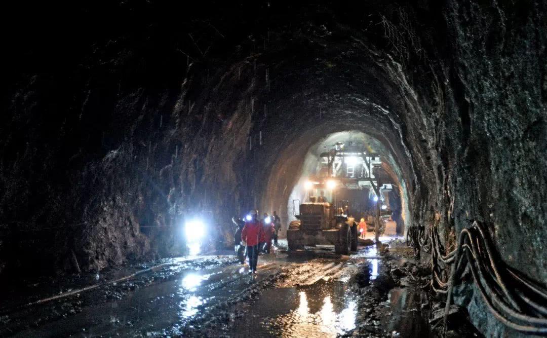 重磅!川藏铁路拉林段嘎拉山隧道全线贯通