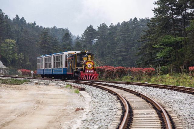 所有人,中國大山遊了個遍,你可見過山頂上跑火車?