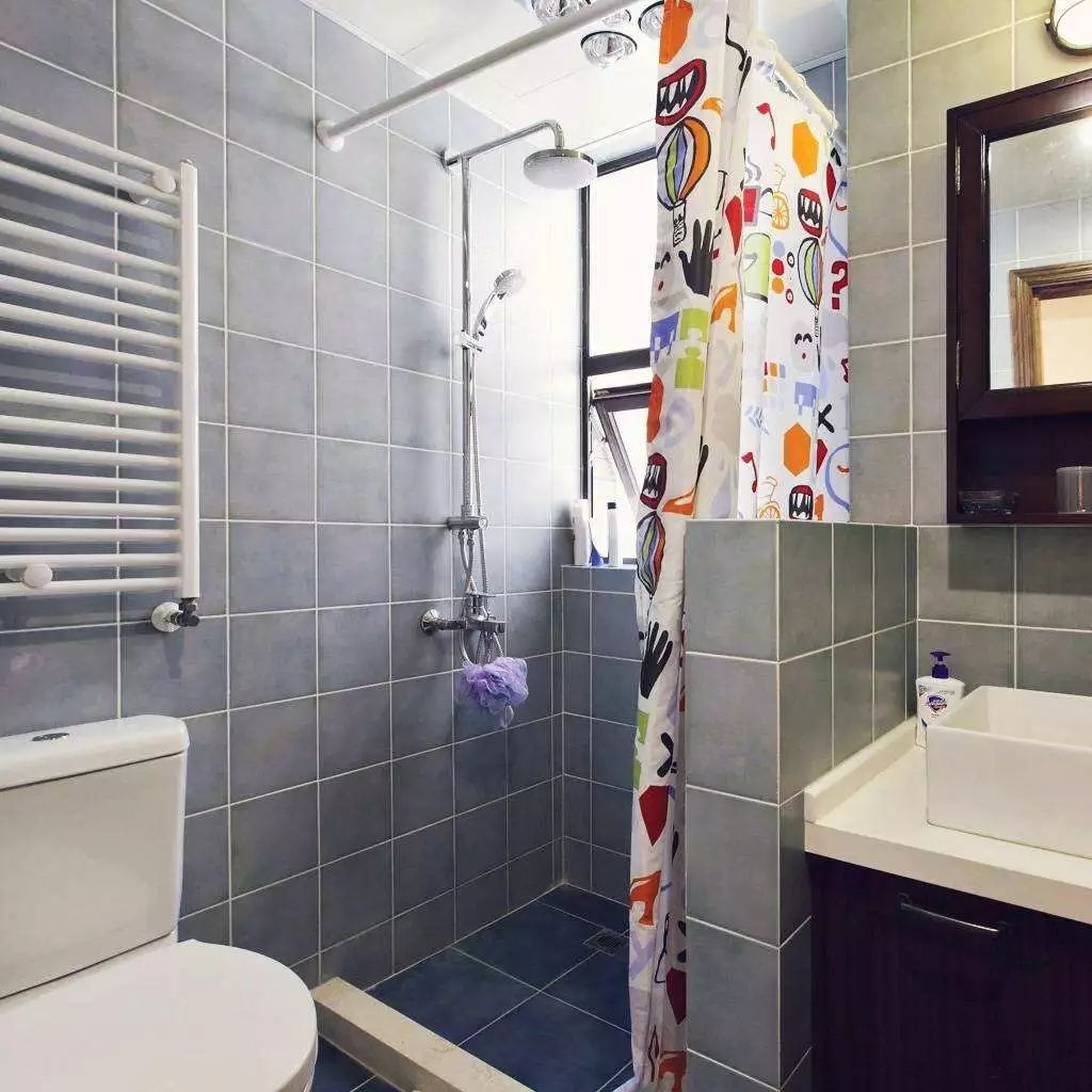 最适合迷你卫生间的干湿分离方案就是浴帘加上挡水条,把淋浴房放在