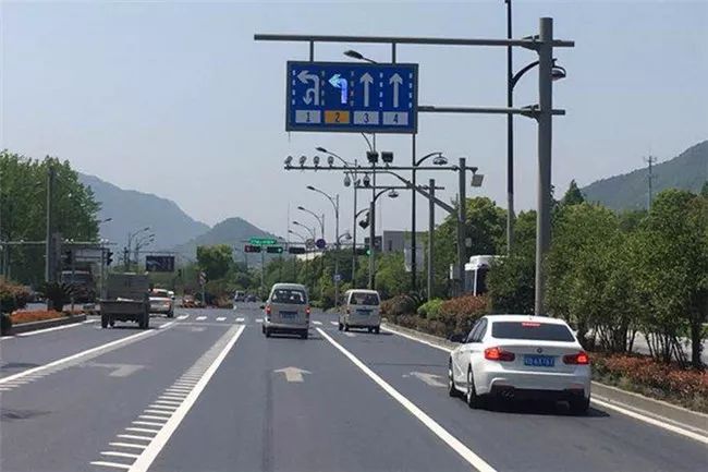 富陽首條可變車道正式啟用你會用嗎