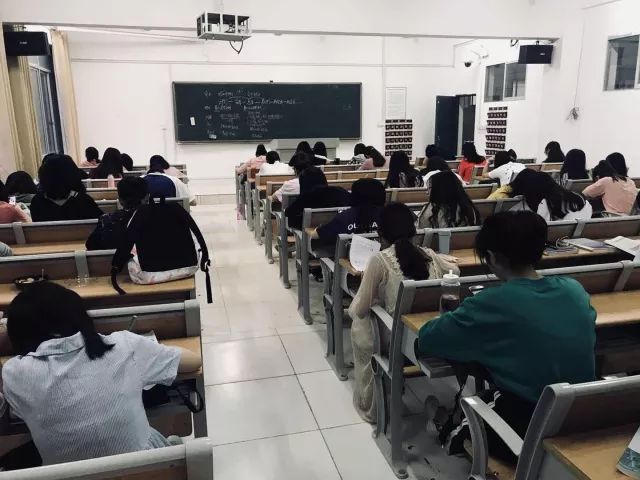 想起大一入学初,每天都是挺不情愿地在去上晚自习的路上,抱怨着学校