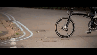 装上loopwheels的自行车,它把大量的冲击力都吸收掉了!