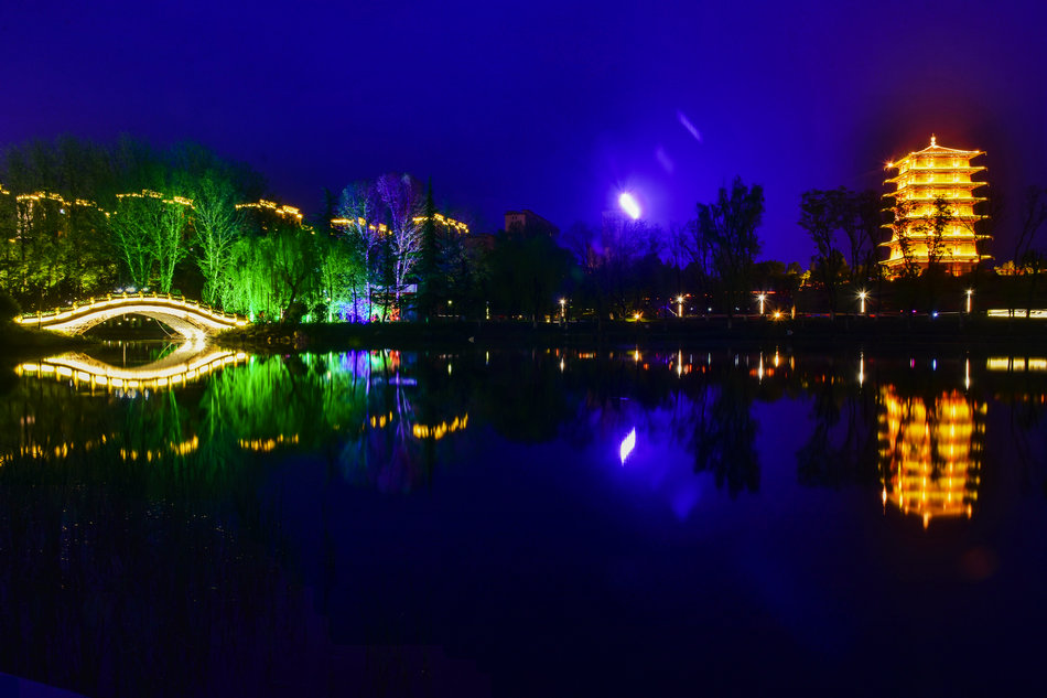 马跑泉公园夜景图片