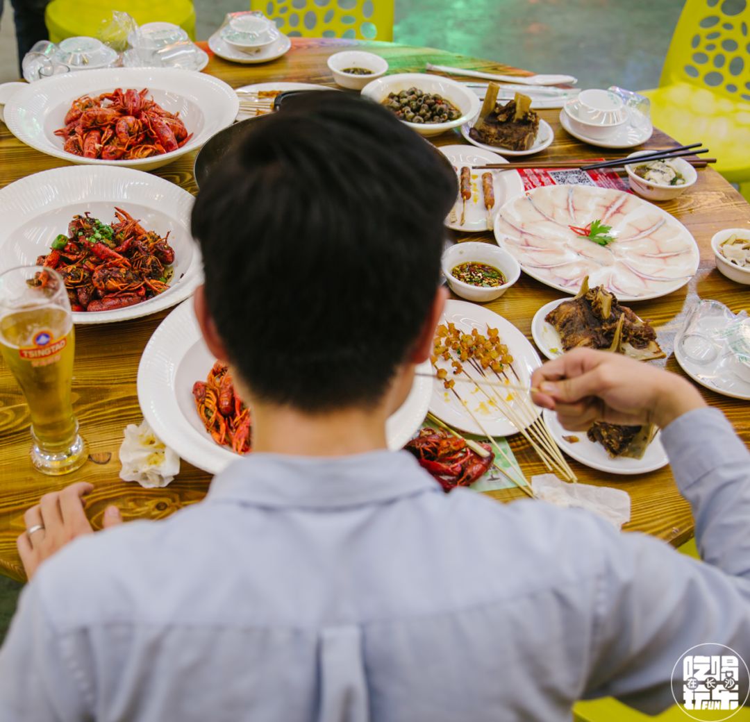 请100000长沙人白吃白喝20天这家开在足球场的夜宵圣地表示有钱是多么