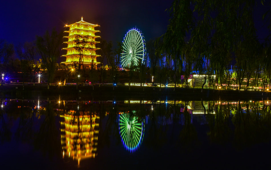 马跑泉公园夜景图片