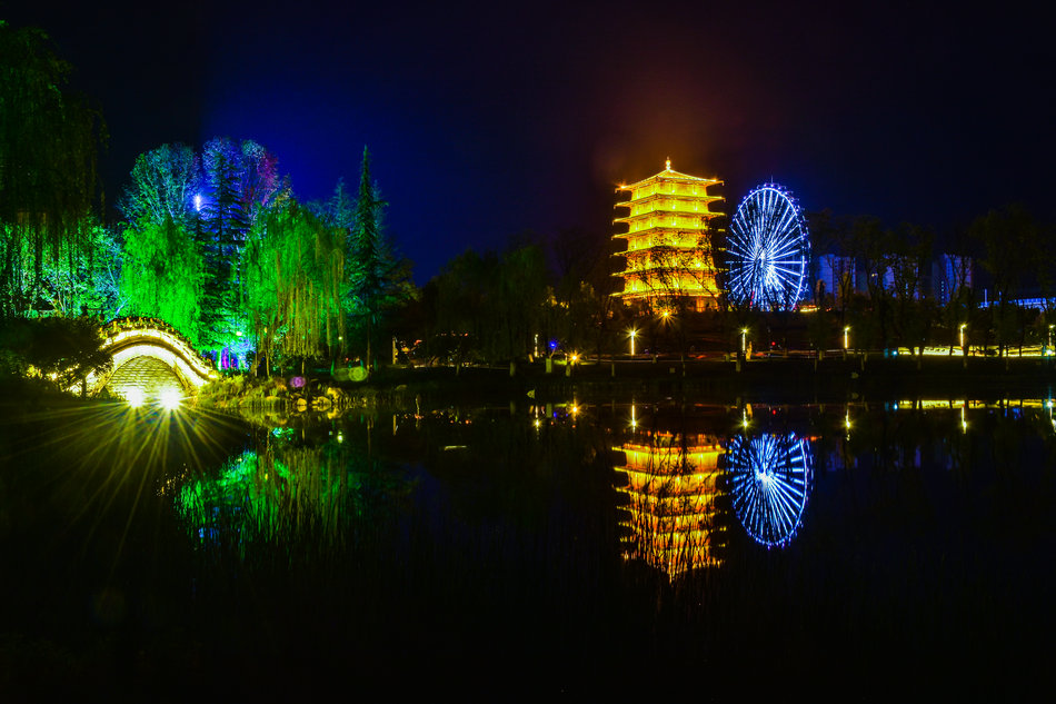 马跑泉公园夜景图片