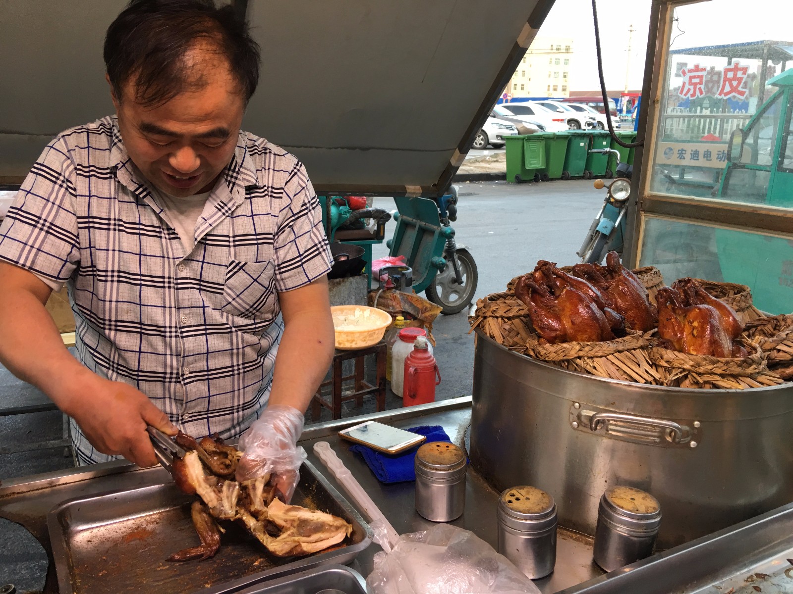 男子自制地摊美味鸡一天仅卖16只吃鸡需抢购