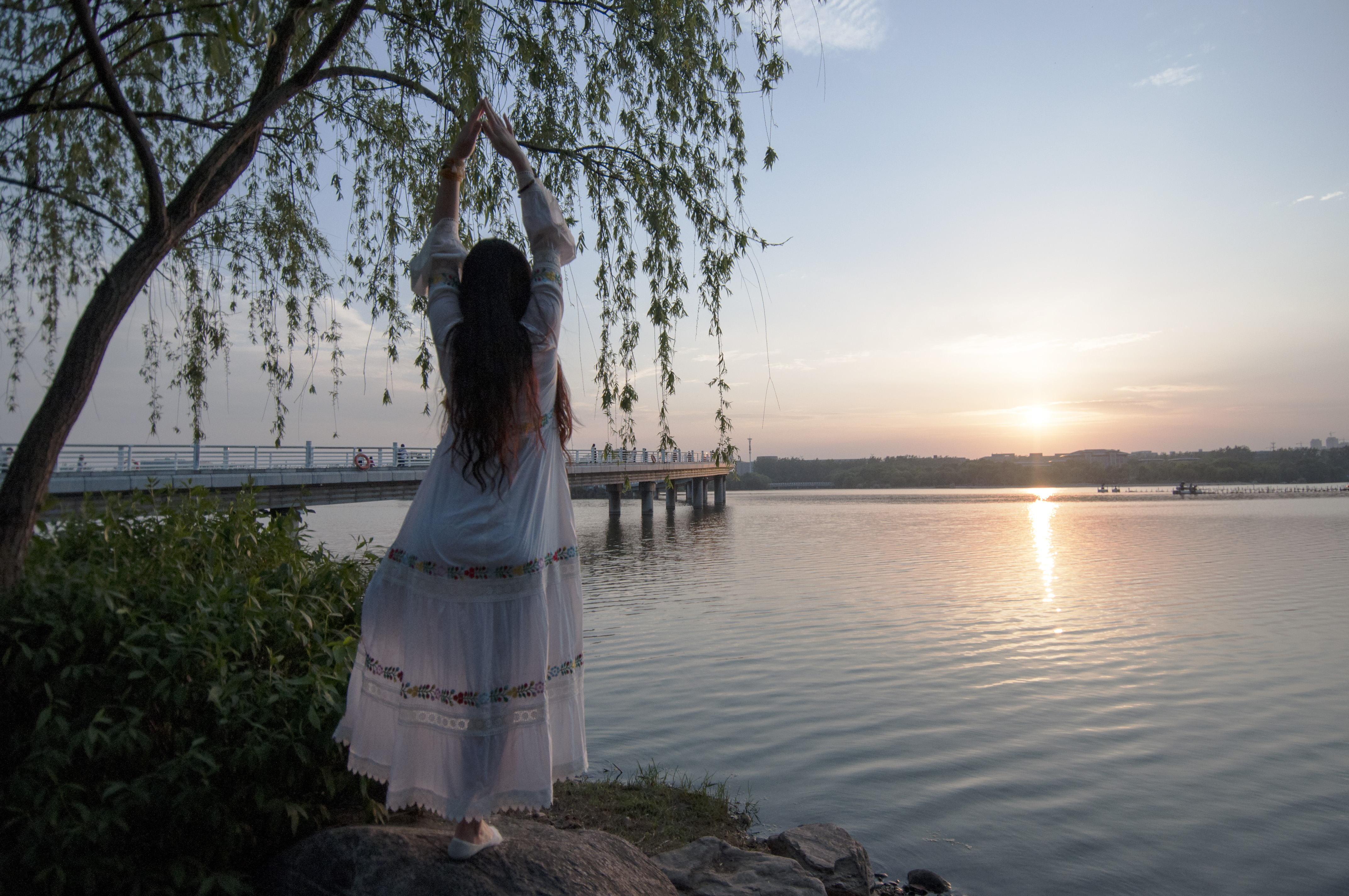 夕阳下美女练瑜伽 美极了