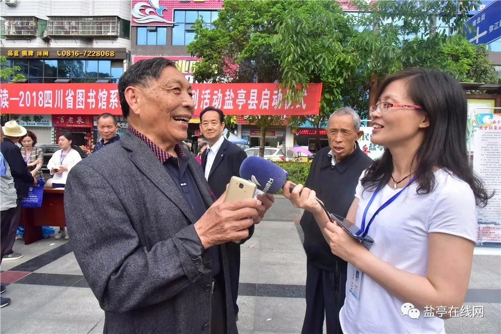 读者陈银芳告诉记者"读书日这个活动搞得好,我在这里注册了,以后都