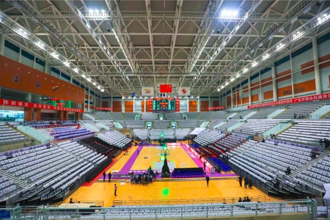 圆梦,4300辽宁男篮都放了一件纪念衫辽宁体育馆的每个座位上在赛场