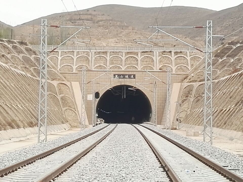 黑山隧道出口由铁一院设计的兰渝铁路黑山特长隧道全长15.