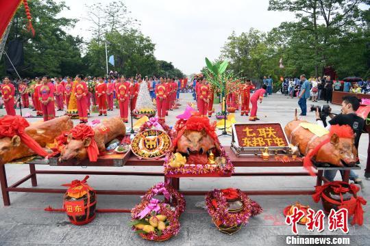 实拍壮族人文始祖布洛陀祭祀大典 万把香火敬祖公