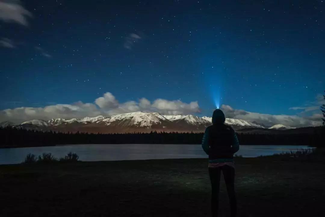 抬头仰望夜空的图片图片