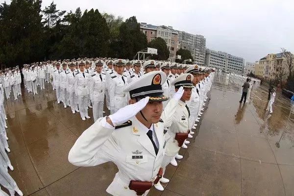 現場|帥氣十足!大連艦艇學院千人大方隊踏浪而來