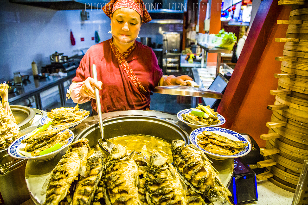 汇聚了近400种特色美食,上河城小吃街位于开封市龙亭区宋都御街 以