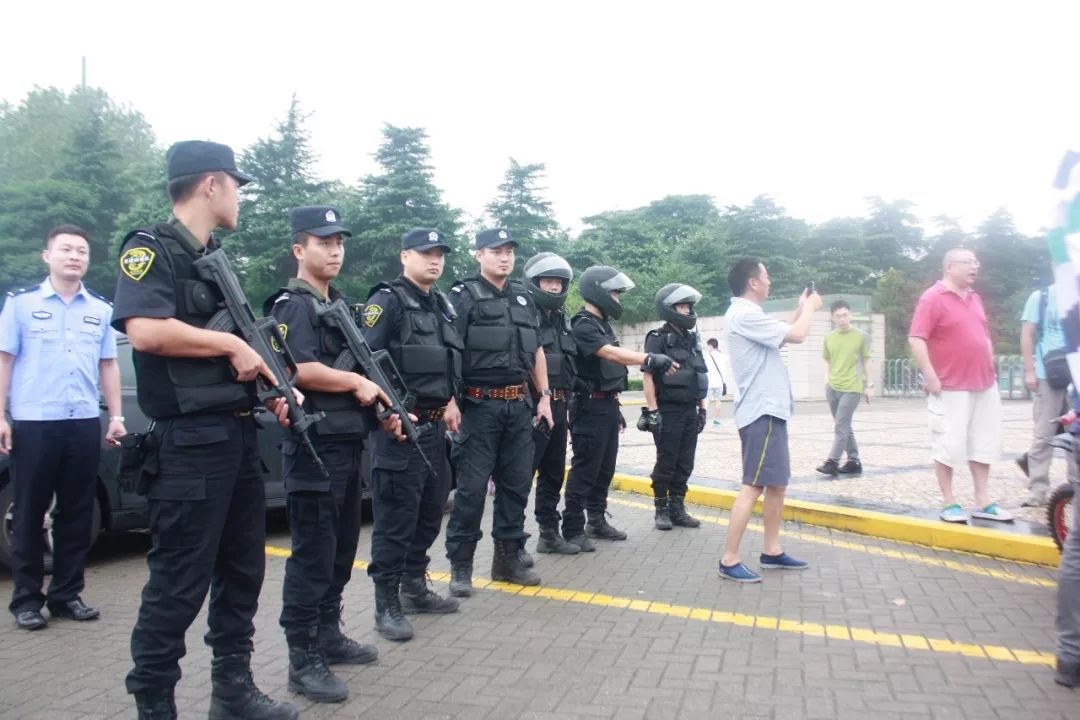 2014年某日,龍虎突擊大隊鐵騎隊在進行街面武裝巡邏時,成功抓獲一名已