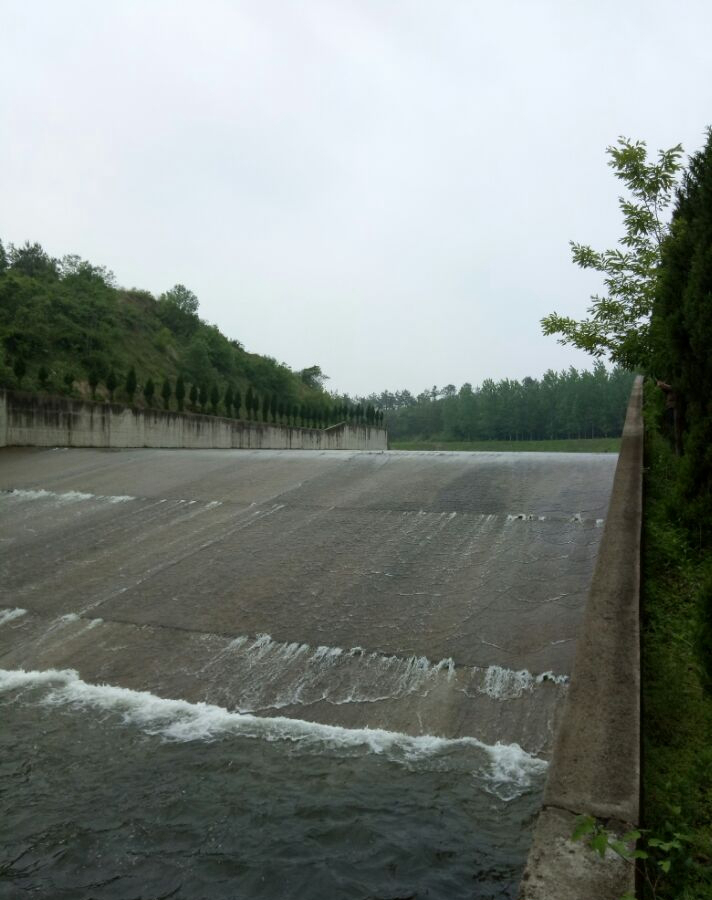 目前羅河水庫溢洪道正在洩洪