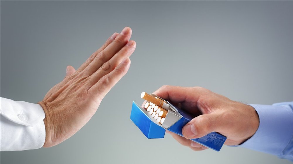 拒绝别人递烟的手势图片