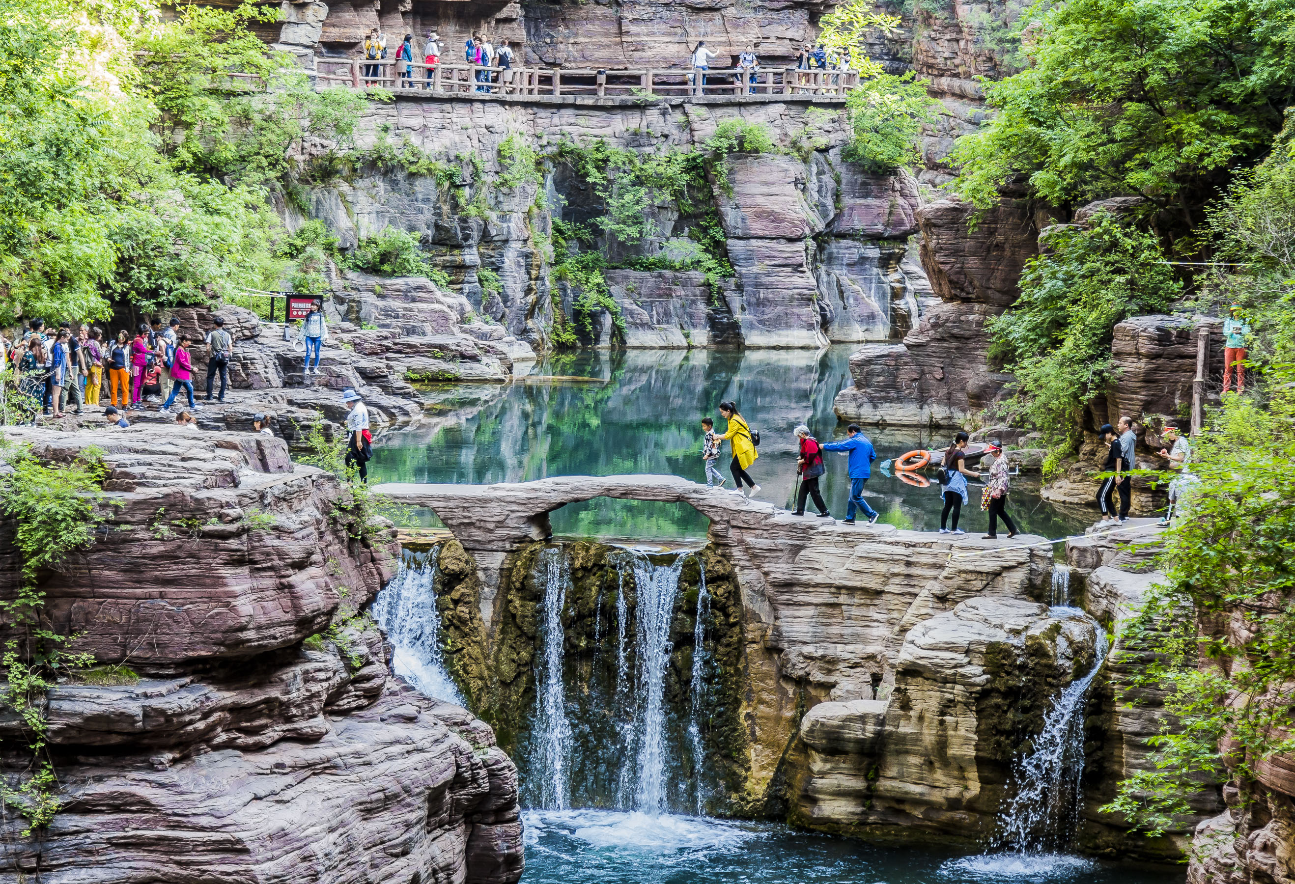 红崖碧水雄险奇绝游览云台山红石峡的山水奇观