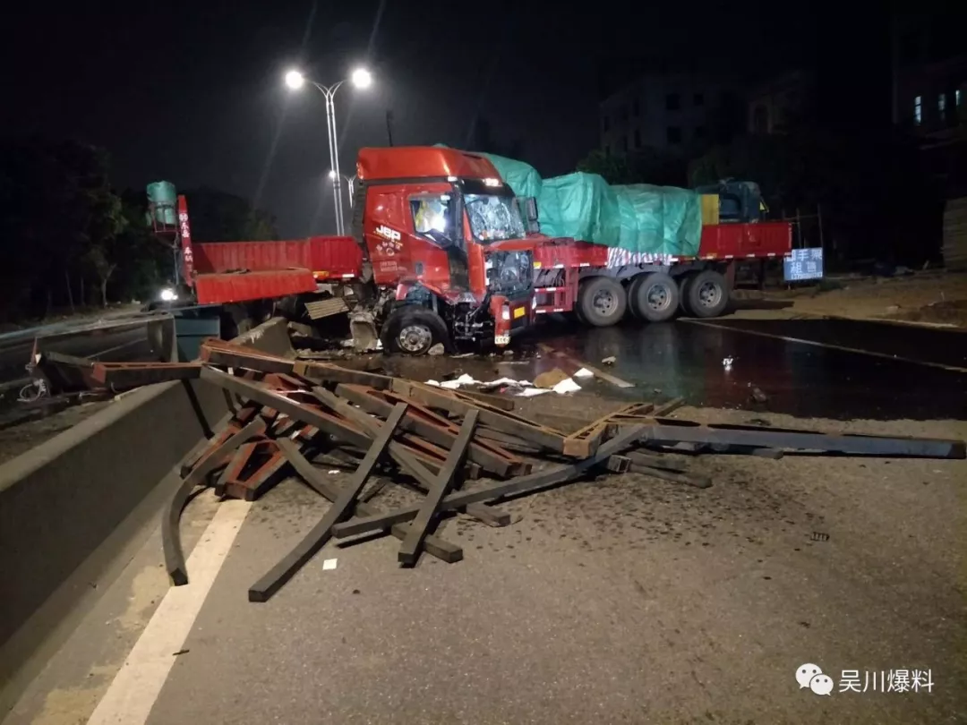惊险湛江325国道那孔路口两大货车相撞现场惨烈