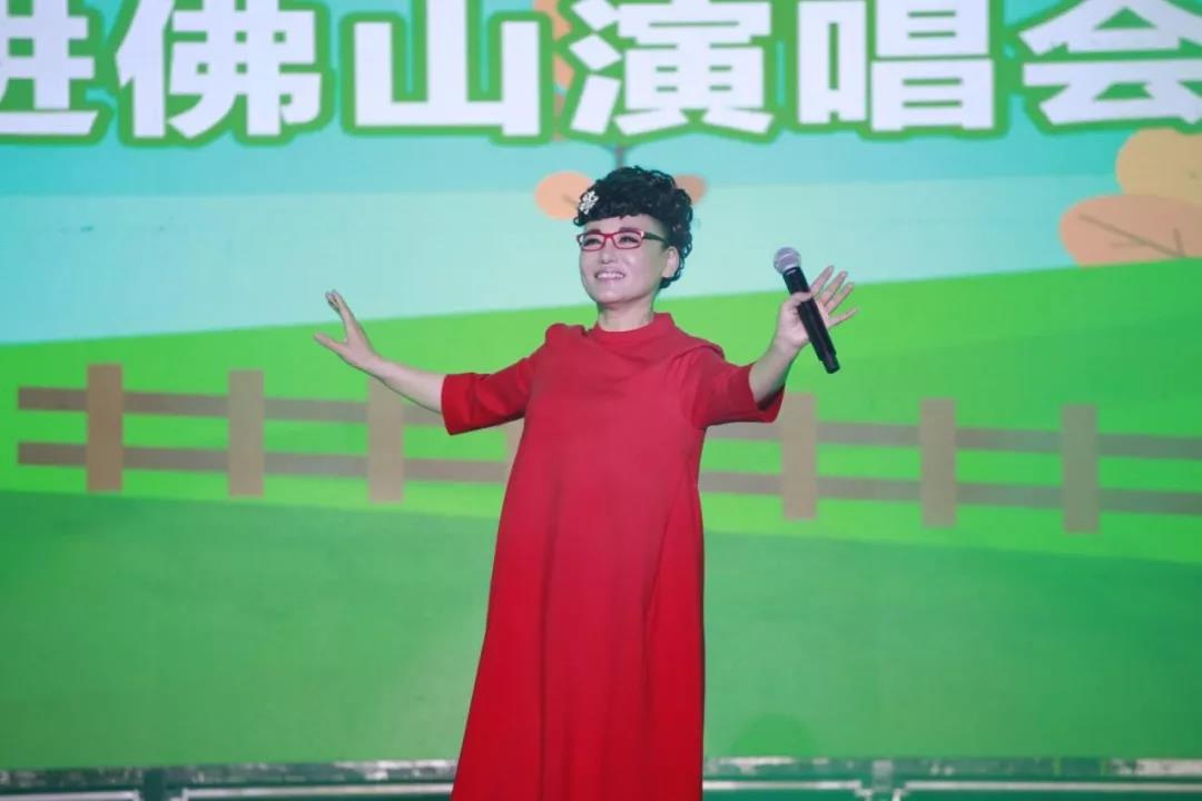 歌唱演员胡晓晴简历图片